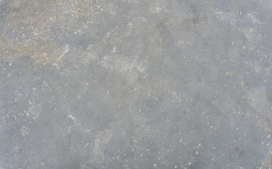 Glatter Stein mit Fußabdrücken läßt Raum für Fantasie