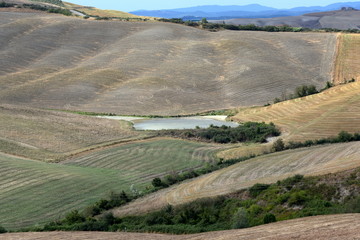 Panorama über die Felder der Crete Senesi mit Wasserspiecher