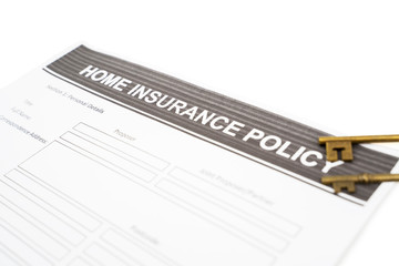 Obraz premium Home insurance policy document paper near old keys