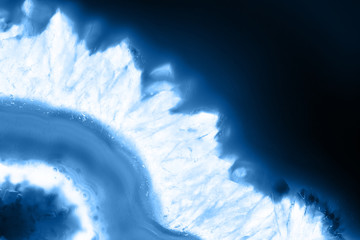 Abstrakter Hintergrund - gestreiftes Achatscheibenmineral, Farbe des Jahres 2020 Pantone Classic Blue 19-4052 © lukszczepanski