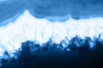 Abstrakter Hintergrund - gestreiftes Achatscheibenmineral, Farbe des Jahres 2020 Pantone Classic Blue 19-4052 © lukszczepanski