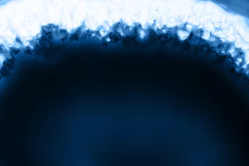 Abstrakter Hintergrund - gestreiftes Achatscheibenmineral, Farbe des Jahres 2020 Pantone Classic Blue 19-4052 © lukszczepanski