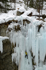 une personne escalade une cascade de glace 