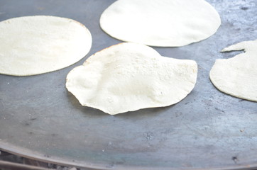 Fototapeta na wymiar Tortillas en comal