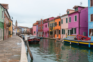 Obraz na płótnie Canvas Colorful Houses at the Rio Pontinello on Burano Island, Venice/Italy