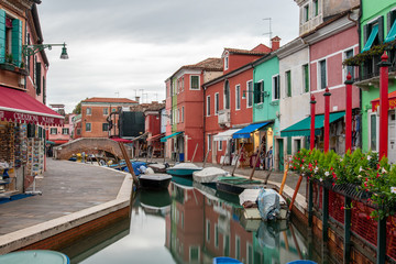 Obraz na płótnie Canvas Colorful Houses at the Rio Pontinello on Burano Island, Venice/Italy