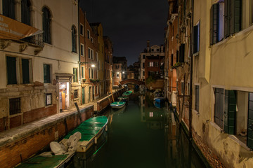 Fototapeta na wymiar Midnight at a Canal in Cannaregio, nobody on the Street, Venice/Italy