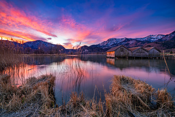 Morgenrot über den bayrischen Alpen am Kochelsee
