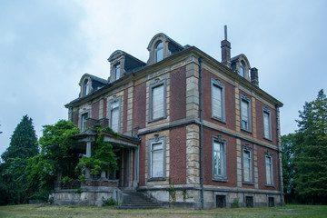 Altes Herrenhaus im Verfallsstadium ohne Gärtner