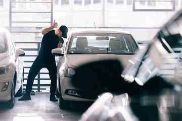 Burglar robbing a car with wrecking bar