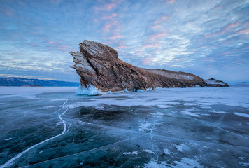 Insel Ogoi auf dem Eis des Baikalsees in Sibirien im Morgenlicht