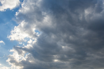 Fototapeta premium Entre gris y blanco de unas nubes