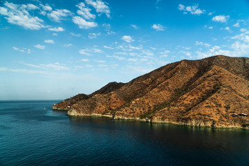 Montaña grande al lado del mar y un cielo azul