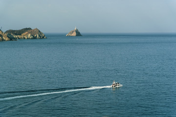Obraz premium lancha en movimiento en un mar azul
