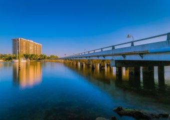 Fototapeta na wymiar puente acuático miami florida cielo azul río paisaje mar arquitectura edificio atardecer naturaleza lago transportación dique horizonte