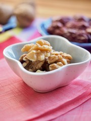 도자기 그릇에 담긴 유기농 호두 