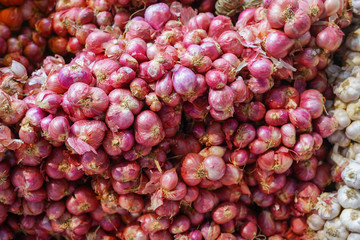 red onion and garic pile 