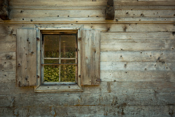 Obraz na płótnie Canvas old wooden house window