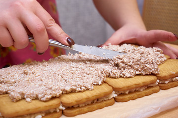 Put the cottage cheese and spread the cookies. Cooking cake 