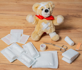Kranker Teddybär liegt auf eine Felldecke 
