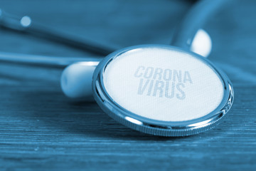 Ein Stethoskop und Coronavirus