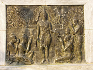 Bas-relief représentant le roi Po-khun Ramkhamhaeng (ou Rama le Fort) qui aurait créé l'alphabet thaï. Sukhothaï -Thaïlande.