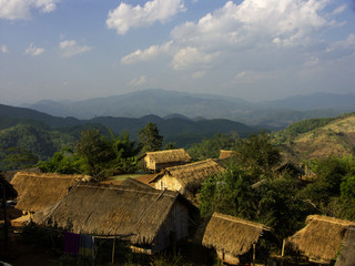 Point de vue d'un village de minorité ethnique dans les hauts de Chiang Raï, Thaïlande.