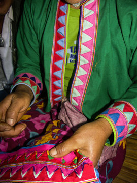 Broderie d'un v&ecirc;tement traditionnel de l'ethnie Lahu dans les hauts de Chiang Ra&iuml;, Tha&iuml;lande.