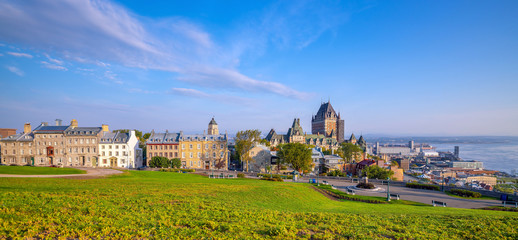 Naklejka premium Panoramiczny widok na panoramę miasta Quebec w Kanadzie