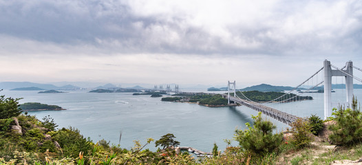 日本の岡山県から香川県にかかる瀬戸大橋と瀬戸内海の風景。