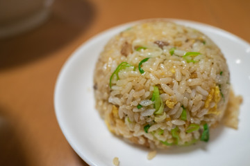 中華料理屋で食べる卵とネギの入った炒飯。