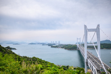 日本の岡山県から香川県にかかる瀬戸大橋の風景。