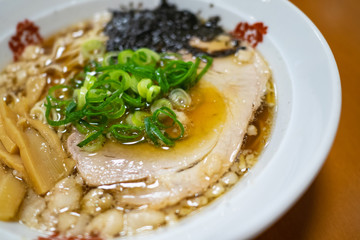 日本の広島県尾道市にあるラーメン屋で食べる尾道ラーメン。
