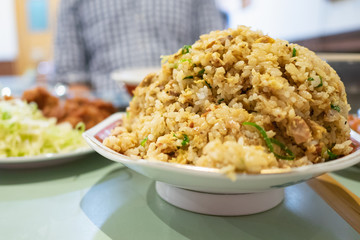 中華料理屋で食べる大盛りの炒飯。