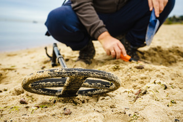Naklejka premium Man with metal detector on sea beach