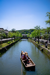 Naklejka premium 日本の岡山県にある美観地区の川舟流しの風景。