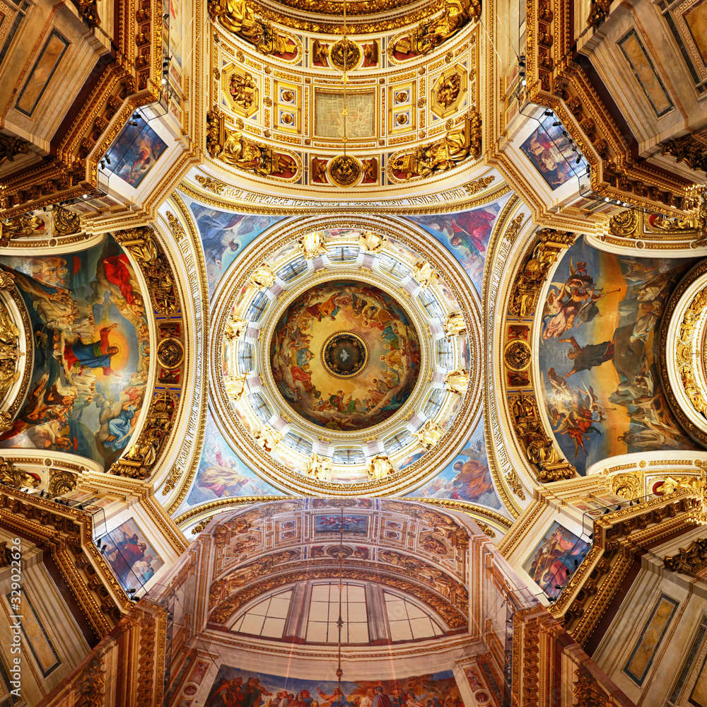 Wall mural Saint Petersburg, Russia - August 5, 2018: Detail of interior of Saint Isaac's Cathedral or Isaakievskiy Sobor