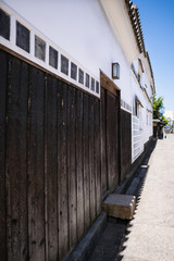 日本の岡山県にある美観地区の風景。白壁と焼杉板。