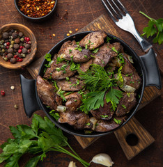 fried chicken liver in black pot