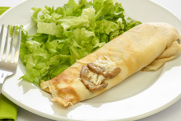 ficelle picarde et salade dans une assiette