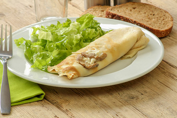 ficelle picarde et salade dans une assiette