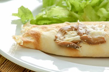 ficelle picarde et salade dans une assiette