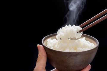 湯気の立つ炊き立ての御飯