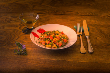 Petite assiette d'un repas prise sur une table en bois et décorée 