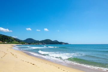 Fototapeta na wymiar Praia tropical, mar verde Mar verde da Praia da ilhota ou praia do Plaza, itapema, SC, Brasil 