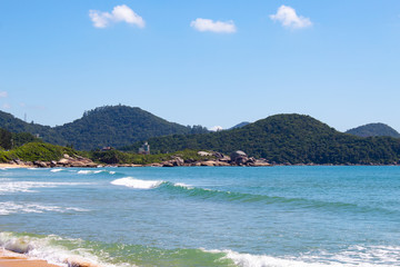 Praia tropical, mar verde Mar verde  da Praia da ilhota ou praia do Plaza, itapema, SC, Brasil 