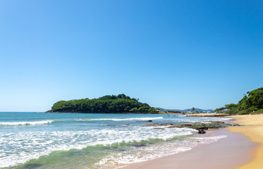 ondas brancas no mar azul esverdeado em dia de sol, Itapema