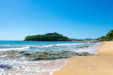 Praia tropical, mar verde da Praia da ilhota ou praia do Plaza, itapema, SC, Brasil ao fundoa Ilha...