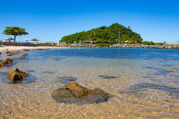 Baia com mar azul esverdeado em frete a ilha do Pirata, Itapema
