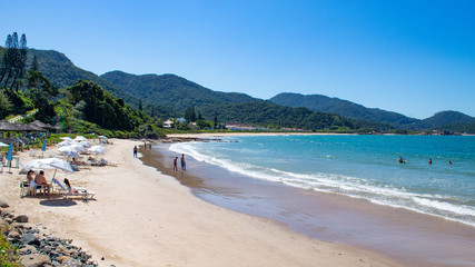 Praia tropical, mar verde Mar verde  da Praia da ilhota ou praia do Plaza, itapema, SC, Brasil 